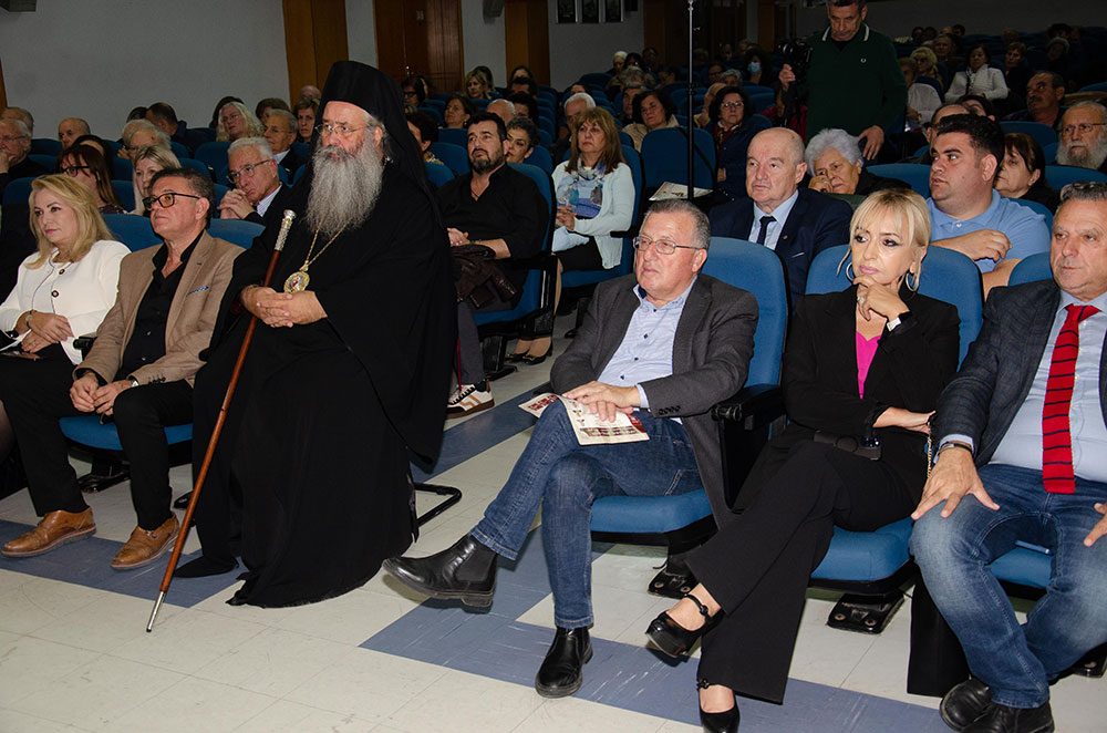 Πλημμύρισε από την «παρουσία» και την «ευωδία» του Αγίου Δημητρίου του Μυροβλήτη το Συνεδριακό κέντρο της Κατερίνης στην  πρεμιέρα των εκδηλώσεων της Σχολής Γονέων – Ανοικτό Πανεπιστήμιο Κατερίνης με επίσημο ομιλητή και καλεσμένο τον Παναγιώτατο Μητροπολίτη Θεσσαλονίκης κ.κ. ΦΙΛΟΘΕΟ, ο οποίος μίλησε με γλαφυρό και αφοπλιστικό λόγο για τον Προστάτη Άγιο της Θεσσαλονίκης τον Άγιο Δημήτριο.