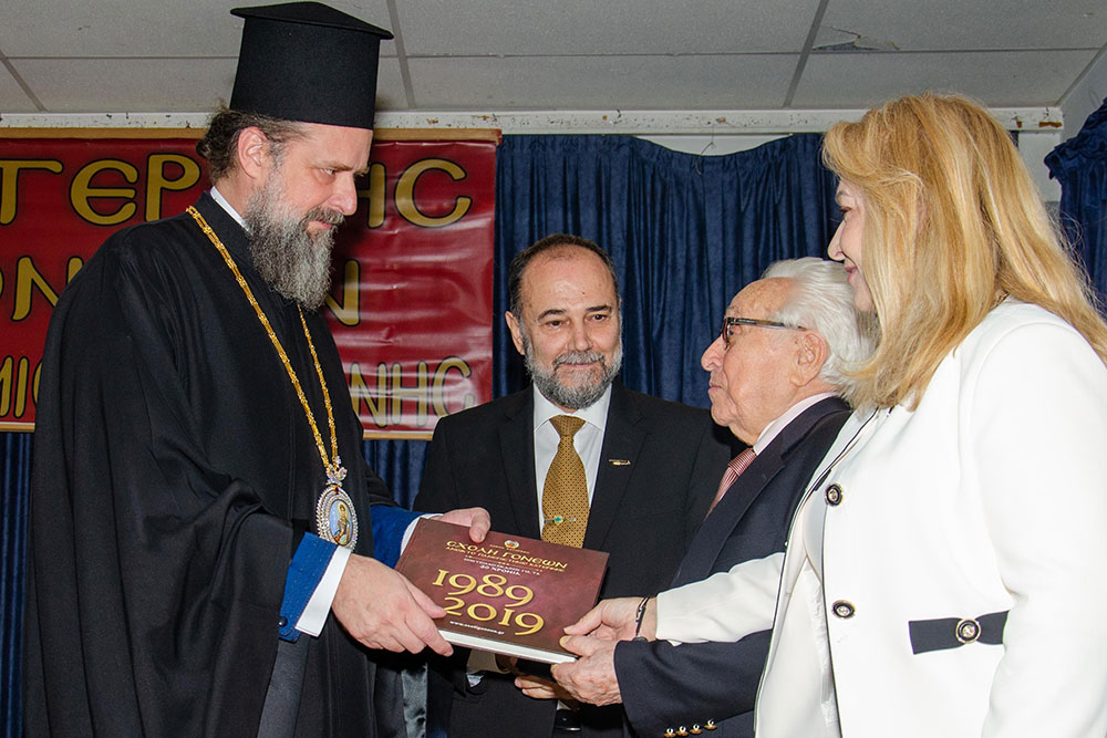 Πλημμύρισε από την «παρουσία» και την «ευωδία» του Αγίου Δημητρίου του Μυροβλήτη το Συνεδριακό κέντρο της Κατερίνης στην  πρεμιέρα των εκδηλώσεων της Σχολής Γονέων – Ανοικτό Πανεπιστήμιο Κατερίνης με επίσημο ομιλητή και καλεσμένο τον Παναγιώτατο Μητροπολίτη Θεσσαλονίκης κ.κ. ΦΙΛΟΘΕΟ, ο οποίος μίλησε με γλαφυρό και αφοπλιστικό λόγο για τον Προστάτη Άγιο της Θεσσαλονίκης τον Άγιο Δημήτριο.
