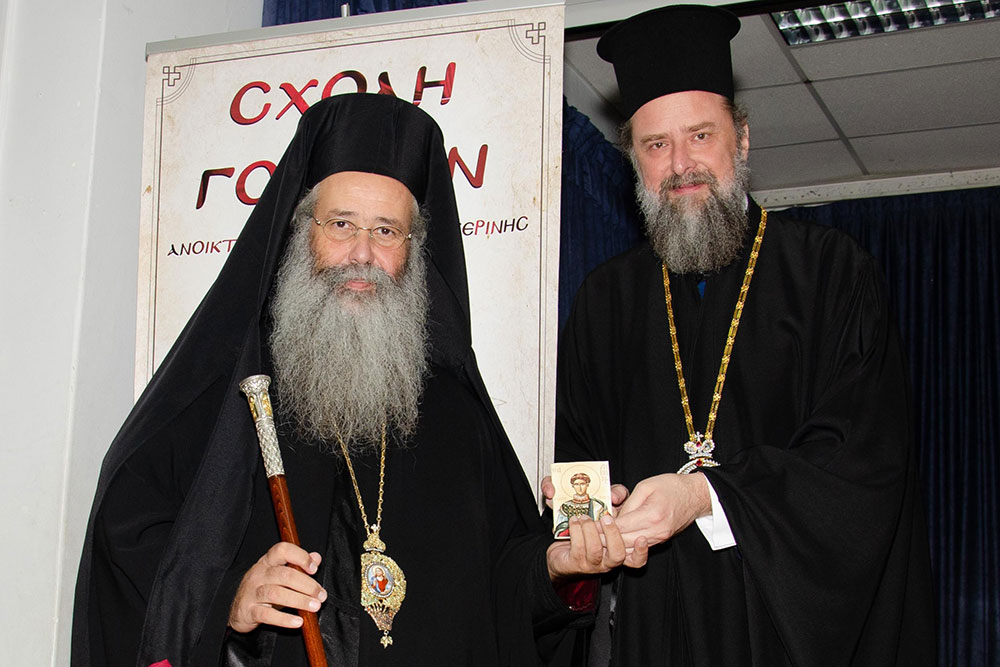 Πλημμύρισε από την «παρουσία» και την «ευωδία» του Αγίου Δημητρίου του Μυροβλήτη το Συνεδριακό κέντρο της Κατερίνης στην  πρεμιέρα των εκδηλώσεων της Σχολής Γονέων – Ανοικτό Πανεπιστήμιο Κατερίνης με επίσημο ομιλητή και καλεσμένο τον Παναγιώτατο Μητροπολίτη Θεσσαλονίκης κ.κ. ΦΙΛΟΘΕΟ, ο οποίος μίλησε με γλαφυρό και αφοπλιστικό λόγο για τον Προστάτη Άγιο της Θεσσαλονίκης τον Άγιο Δημήτριο.