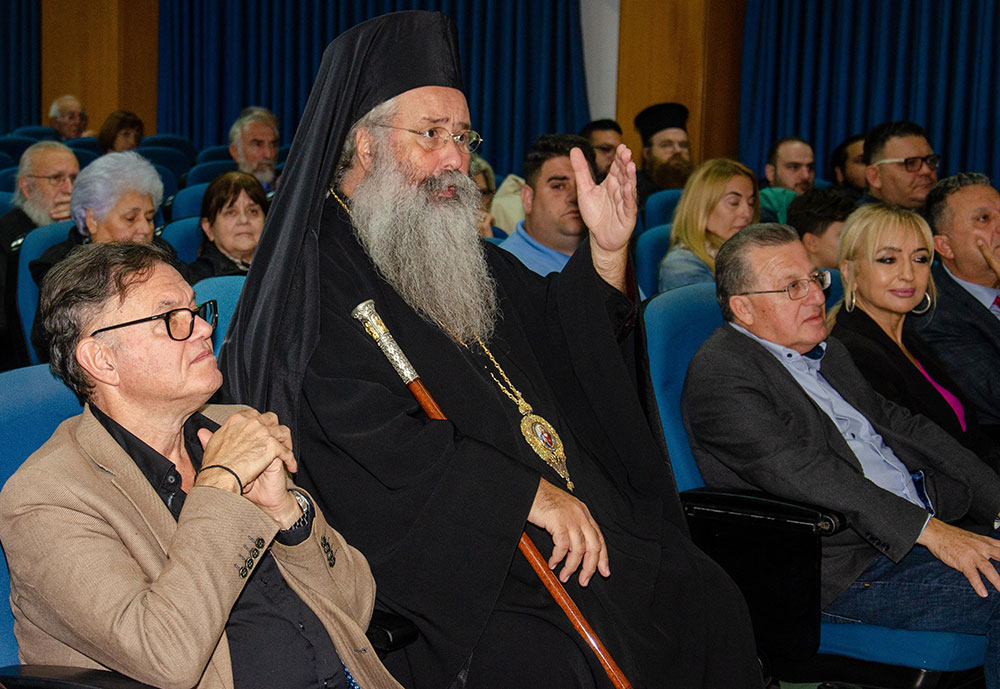 Πλημμύρισε από την «παρουσία» και την «ευωδία» του Αγίου Δημητρίου του Μυροβλήτη το Συνεδριακό κέντρο της Κατερίνης στην  πρεμιέρα των εκδηλώσεων της Σχολής Γονέων – Ανοικτό Πανεπιστήμιο Κατερίνης με επίσημο ομιλητή και καλεσμένο τον Παναγιώτατο Μητροπολίτη Θεσσαλονίκης κ.κ. ΦΙΛΟΘΕΟ, ο οποίος μίλησε με γλαφυρό και αφοπλιστικό λόγο για τον Προστάτη Άγιο της Θεσσαλονίκης τον Άγιο Δημήτριο.