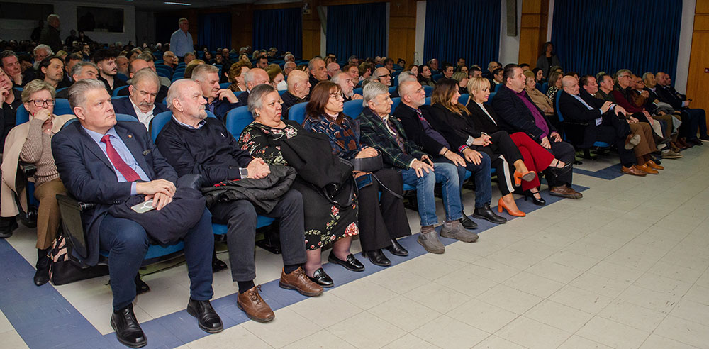 Αυλαία στις εκδηλώσεις της Σχολής Γονέων - Ανοικτό Πανεπιστήμιο Κατερίνης για την Ακαδημαϊκή χρονιά 2025-2026 με μια μοναδική ομιλία του πρώην Γερουσιαστή, πρώην Πρόεδρου της Βουλής του New Hamshire και Πρόεδρο της Ελληνοαμερικανικής Ένωσης Αθήνας κ. Κρίς Σπύρου και θέμα "Η ΜΑΚΕΔΟΝΙΑ ΜΑΣ". H εκδήλωση πραγματοποιήθηκε σε Συνδιοργάνωση με την Δευτεροβάθμια Εκπαίδευση Πιερίας