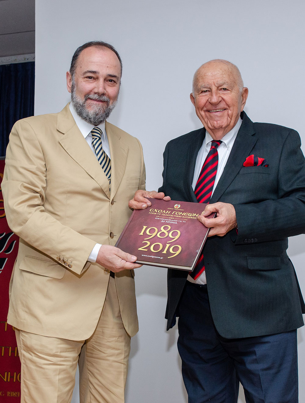 Αυλαία στις εκδηλώσεις της Σχολής Γονέων - Ανοικτό Πανεπιστήμιο Κατερίνης για την Ακαδημαϊκή χρονιά 2025-2026 με μια μοναδική ομιλία του πρώην Γερουσιαστή, πρώην Πρόεδρου της Βουλής του New Hamshire και Πρόεδρο της Ελληνοαμερικανικής Ένωσης Αθήνας κ. Κρίς Σπύρου και θέμα "Η ΜΑΚΕΔΟΝΙΑ ΜΑΣ". H εκδήλωση πραγματοποιήθηκε σε Συνδιοργάνωση με την Δευτεροβάθμια Εκπαίδευση Πιερίας