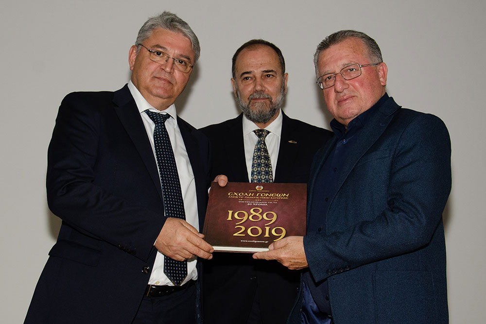Την Δευτέρα 27 Οκτωβρίου 2025 οι πολυπληθείς φίλοι του Ανοικτού Πανεπιστημίου Κατερίνης, είχαν την τύχη να απολαύσουν μια υπέροχη μυσταγωγία Ορθοδοξίας και Ελλάδας.  •	Δημήτριος Νατσιός: Η Πατρίδα, η Ηθική και η Πίστη πολεμούνται συνειδητά μέσα στο σχολείο! •	Κωνσταντίνος Κρακατσάνης: Πολλοί Χριστιανοί ΔΕΝ βιώνουν απουσία του Αγίου Παϊσιου. Αντιθέτως! •	Νικήτας Τσακίρογλου: Ο ρόλος που υποδύθηκα του Αγίου Αρσενίου του Καππαδόκη, με γέμισε, με πλήρωσε πνευματικά και είχα την Ευλογία να την μοιραστώ με τον κόσμο!