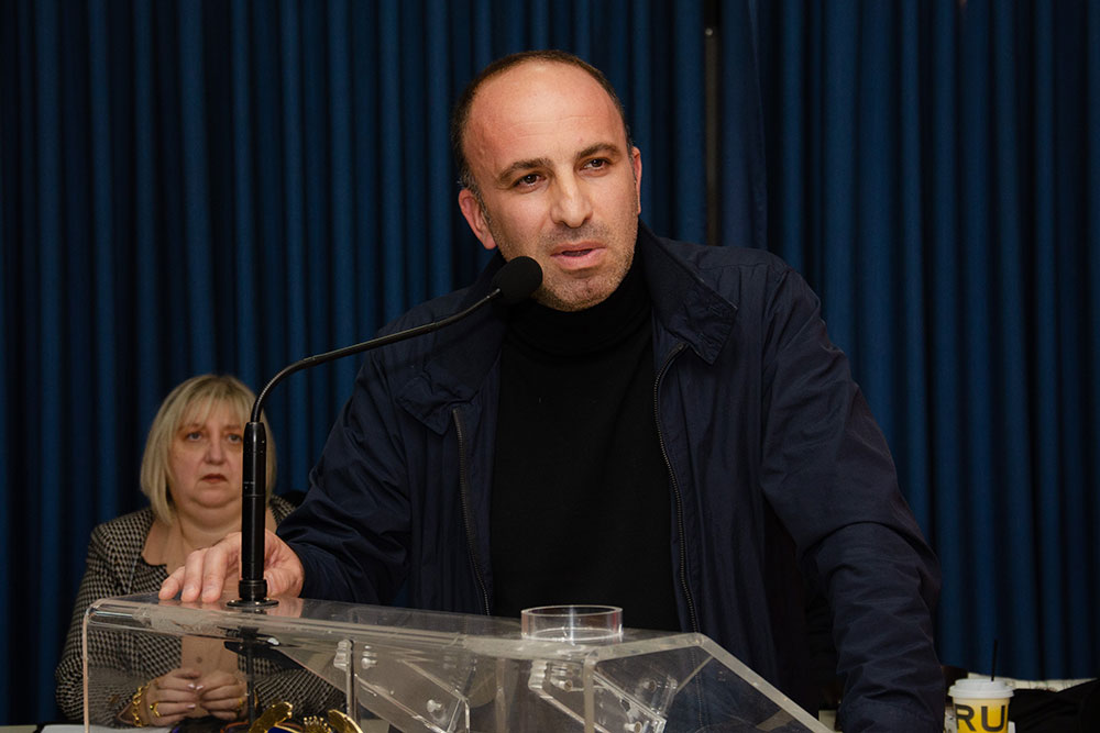 Συγκινητική η ομιλία του Δρ. Σύγχρονης Ιστορίας Α.Π.Θ. και συγγραφέα Βλάση Αγτζίδη που πραγματοποιήθηκε την Δευτέρα 3 Νοεμβρίου 2025 στην Σχολή Γονέων – Ανοικτό Πανεπιστήμιο Κατερίνης σε Συνδιοργάνωση με την Ένωση Ποντίων Πιερίας που είχε θέμα την μεγάλη ανθρωπιστική επιχείρηση «Χρυσόμαλλο δέρας» που οργάνωσε και υλοποίησε η Ελλάδα για να παραλάβει τους Έλληνες ομογενείς στην Αμπχαζία.