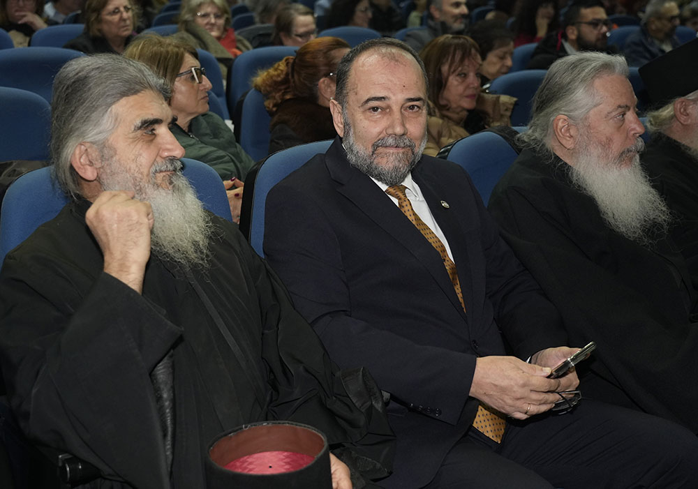 Συγκλονιστικός ο παπά Βαγγέλης Παπανικολάου στην κατάμεστη αίθουσα του Συνεδριακού κέντρου Κατερίνης με θέμα: «Ίνα τι κρίνεις τον αδερφό σου;» την Δευτέρα 8-12-2025. 