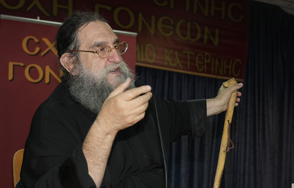 Συγκλονιστικός ο παπά Βαγγέλης Παπανικολάου στην κατάμεστη αίθουσα του Συνεδριακού κέντρου Κατερίνης με θέμα: «Ίνα τι κρίνεις τον αδερφό σου;» την Δευτέρα 8-12-2025. 