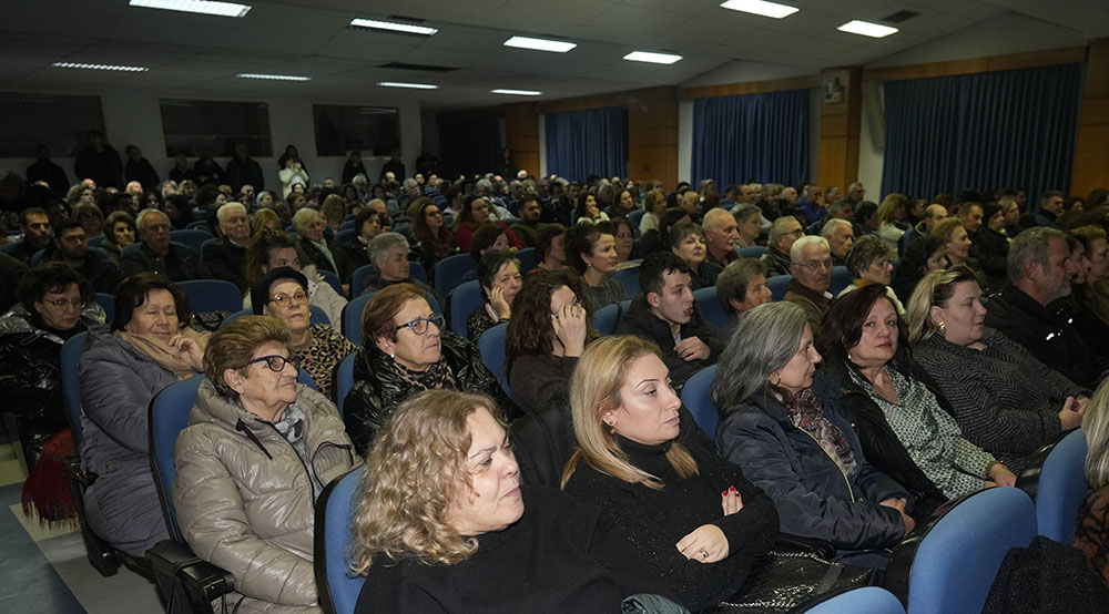 Συγκλονιστικός ο παπά Βαγγέλης Παπανικολάου στην κατάμεστη αίθουσα του Συνεδριακού κέντρου Κατερίνης με θέμα: «Ίνα τι κρίνεις τον αδερφό σου;» την Δευτέρα 8-12-2025. 