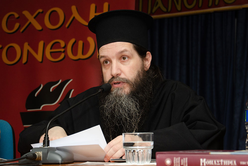 Μια εξαιρετικά επίκαιρη εκδήλωση με θέμα: «Η Κρίση στην Ελληνική Οικογένεια» πραγματοποιήθηκε την Δευτέρα 9 Μαρτίου 2026 στην Σχολή Γονέων – Ανοικτό Πανεπιστήμιο Κατερίνης με επίσημους ομιλητές και καλεσμένους τον σεβασμιώτατο Μητροπολίτη Σισσανίου & Σιατίστης κ.κ. ΑΘΑΝΑΣΙΟ και τον βουλευτή της Ν.Δ. και Γεν. Γραμματέα της Κοινοβουλευτικής ομάδας της Ν.Δ. κ. Μάξιμο Χαρακόπουλο. Η εκδήλωση έγινε σε Συνδιοργάνωση με την Δ.Ε.Ε.Π Πιερίας της Ν.Δ. Συμμετείχε η Χορωδία του πολιτιστικού Ομίλου Λιτοχώρου «ΆΝΑΣΣΑ» υπό την διεύθυνση της μαέστρου κ. Μαρίκας Φωτοπούλου.