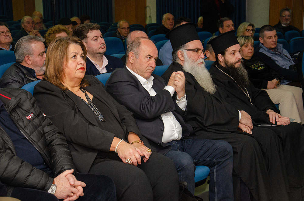 Μια εξαιρετικά επίκαιρη εκδήλωση με θέμα: «Η Κρίση στην Ελληνική Οικογένεια» πραγματοποιήθηκε την Δευτέρα 9 Μαρτίου 2026 στην Σχολή Γονέων – Ανοικτό Πανεπιστήμιο Κατερίνης με επίσημους ομιλητές και καλεσμένους τον σεβασμιώτατο Μητροπολίτη Σισσανίου & Σιατίστης κ.κ. ΑΘΑΝΑΣΙΟ και τον βουλευτή της Ν.Δ. και Γεν. Γραμματέα της Κοινοβουλευτικής ομάδας της Ν.Δ. κ. Μάξιμο Χαρακόπουλο. Η εκδήλωση έγινε σε Συνδιοργάνωση με την Δ.Ε.Ε.Π Πιερίας της Ν.Δ. Συμμετείχε η Χορωδία του πολιτιστικού Ομίλου Λιτοχώρου «ΆΝΑΣΣΑ» υπό την διεύθυνση της μαέστρου κ. Μαρίκας Φωτοπούλου.