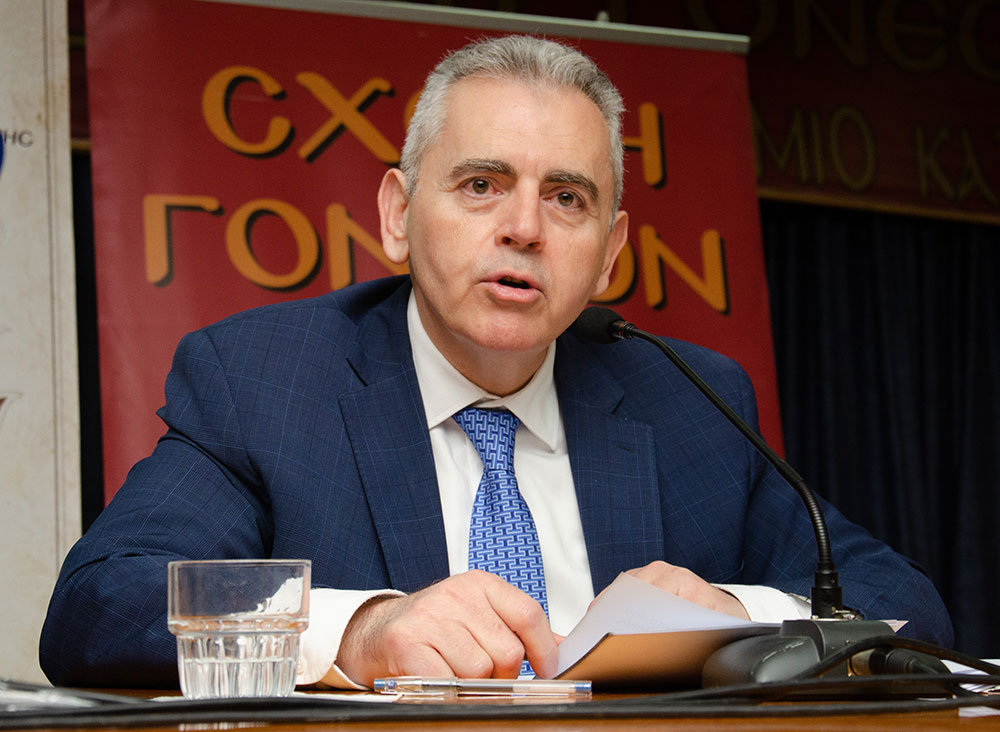 Μια εξαιρετικά επίκαιρη εκδήλωση με θέμα: «Η Κρίση στην Ελληνική Οικογένεια» πραγματοποιήθηκε την Δευτέρα 9 Μαρτίου 2026 στην Σχολή Γονέων – Ανοικτό Πανεπιστήμιο Κατερίνης με επίσημους ομιλητές και καλεσμένους τον σεβασμιώτατο Μητροπολίτη Σισσανίου & Σιατίστης κ.κ. ΑΘΑΝΑΣΙΟ και τον βουλευτή της Ν.Δ. και Γεν. Γραμματέα της Κοινοβουλευτικής ομάδας της Ν.Δ. κ. Μάξιμο Χαρακόπουλο. Η εκδήλωση έγινε σε Συνδιοργάνωση με την Δ.Ε.Ε.Π Πιερίας της Ν.Δ. Συμμετείχε η Χορωδία του πολιτιστικού Ομίλου Λιτοχώρου «ΆΝΑΣΣΑ» υπό την διεύθυνση της μαέστρου κ. Μαρίκας Φωτοπούλου.