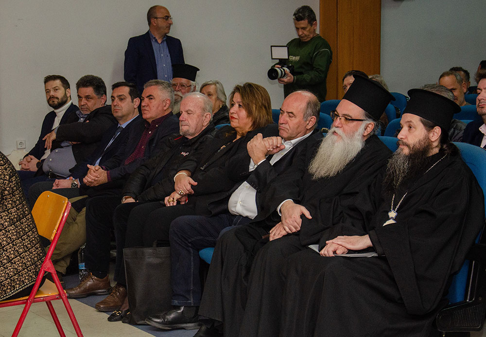 Μια εξαιρετικά επίκαιρη εκδήλωση με θέμα: «Η Κρίση στην Ελληνική Οικογένεια» πραγματοποιήθηκε την Δευτέρα 9 Μαρτίου 2026 στην Σχολή Γονέων – Ανοικτό Πανεπιστήμιο Κατερίνης με επίσημους ομιλητές και καλεσμένους τον σεβασμιώτατο Μητροπολίτη Σισσανίου & Σιατίστης κ.κ. ΑΘΑΝΑΣΙΟ και τον βουλευτή της Ν.Δ. και Γεν. Γραμματέα της Κοινοβουλευτικής ομάδας της Ν.Δ. κ. Μάξιμο Χαρακόπουλο. Η εκδήλωση έγινε σε Συνδιοργάνωση με την Δ.Ε.Ε.Π Πιερίας της Ν.Δ. Συμμετείχε η Χορωδία του πολιτιστικού Ομίλου Λιτοχώρου «ΆΝΑΣΣΑ» υπό την διεύθυνση της μαέστρου κ. Μαρίκας Φωτοπούλου.