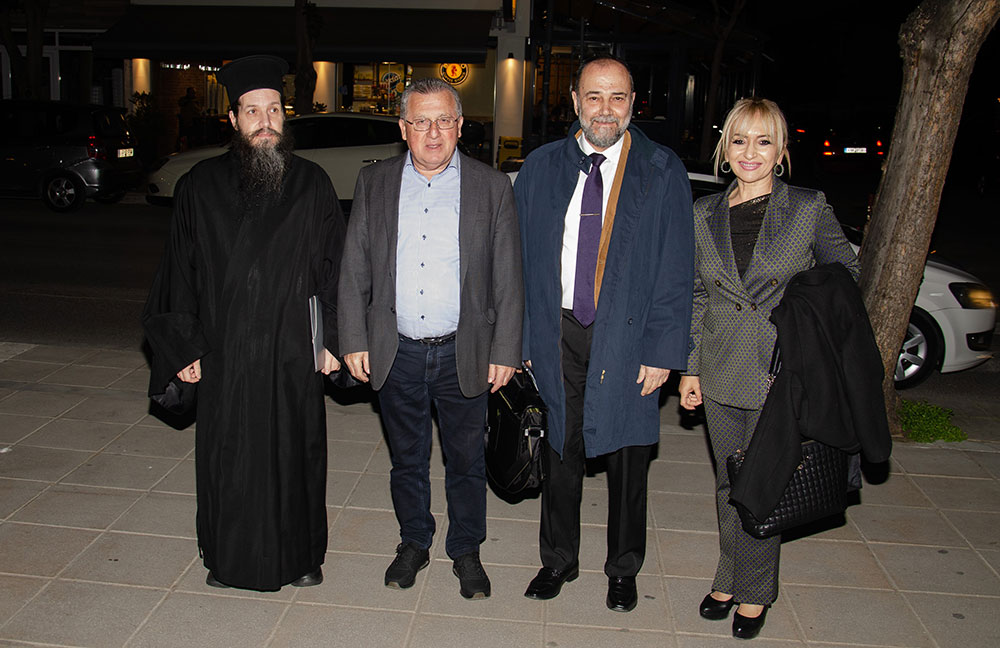 Μια εξαιρετικά επίκαιρη εκδήλωση με θέμα: «Η Κρίση στην Ελληνική Οικογένεια» πραγματοποιήθηκε την Δευτέρα 9 Μαρτίου 2026 στην Σχολή Γονέων – Ανοικτό Πανεπιστήμιο Κατερίνης με επίσημους ομιλητές και καλεσμένους τον σεβασμιώτατο Μητροπολίτη Σισσανίου & Σιατίστης κ.κ. ΑΘΑΝΑΣΙΟ και τον βουλευτή της Ν.Δ. και Γεν. Γραμματέα της Κοινοβουλευτικής ομάδας της Ν.Δ. κ. Μάξιμο Χαρακόπουλο. Η εκδήλωση έγινε σε Συνδιοργάνωση με την Δ.Ε.Ε.Π Πιερίας της Ν.Δ. Συμμετείχε η Χορωδία του πολιτιστικού Ομίλου Λιτοχώρου «ΆΝΑΣΣΑ» υπό την διεύθυνση της μαέστρου κ. Μαρίκας Φωτοπούλου.