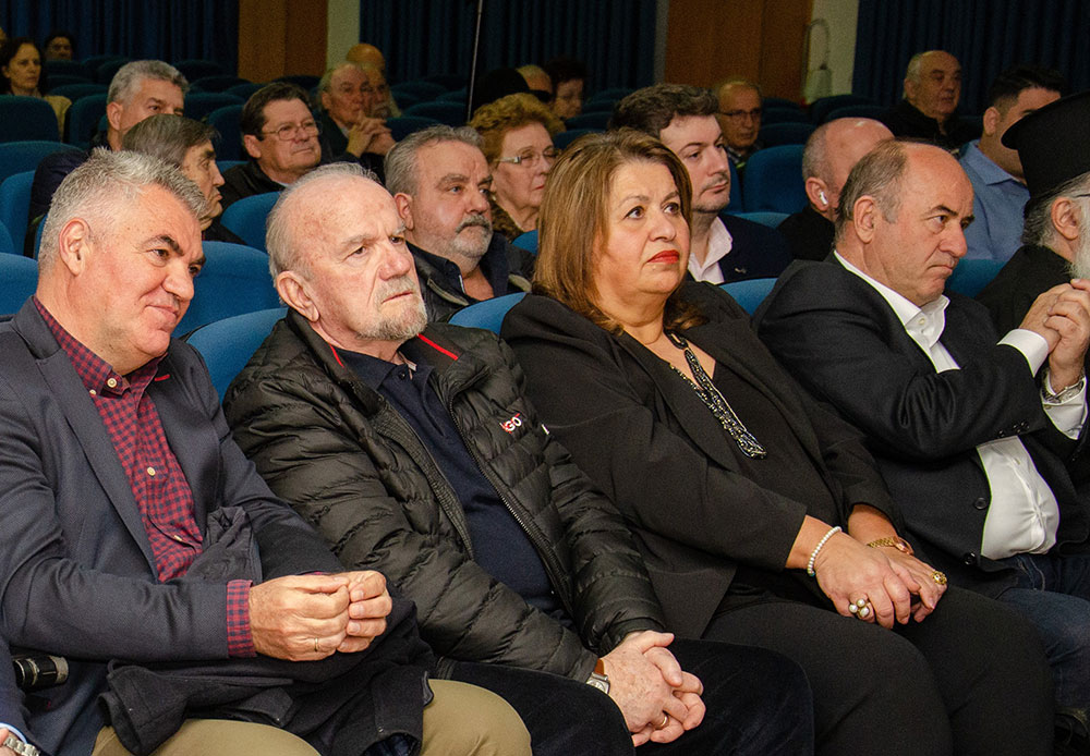 Μια εξαιρετικά επίκαιρη εκδήλωση με θέμα: «Η Κρίση στην Ελληνική Οικογένεια» πραγματοποιήθηκε την Δευτέρα 9 Μαρτίου 2026 στην Σχολή Γονέων – Ανοικτό Πανεπιστήμιο Κατερίνης με επίσημους ομιλητές και καλεσμένους τον σεβασμιώτατο Μητροπολίτη Σισσανίου & Σιατίστης κ.κ. ΑΘΑΝΑΣΙΟ και τον βουλευτή της Ν.Δ. και Γεν. Γραμματέα της Κοινοβουλευτικής ομάδας της Ν.Δ. κ. Μάξιμο Χαρακόπουλο. Η εκδήλωση έγινε σε Συνδιοργάνωση με την Δ.Ε.Ε.Π Πιερίας της Ν.Δ. Συμμετείχε η Χορωδία του πολιτιστικού Ομίλου Λιτοχώρου «ΆΝΑΣΣΑ» υπό την διεύθυνση της μαέστρου κ. Μαρίκας Φωτοπούλου.
