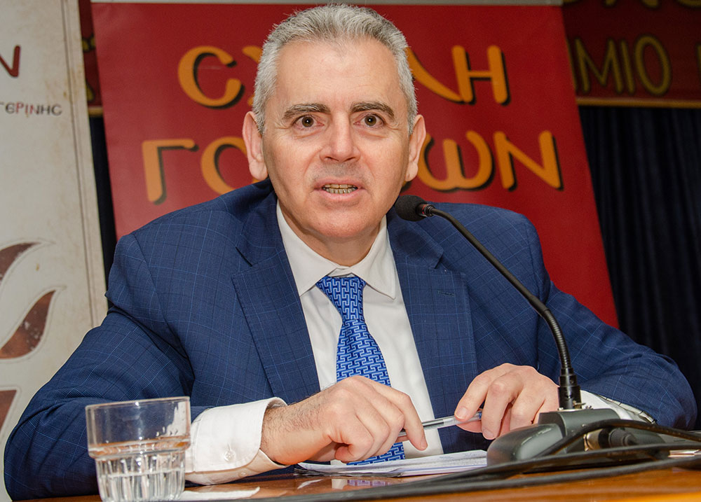 Μια εξαιρετικά επίκαιρη εκδήλωση με θέμα: «Η Κρίση στην Ελληνική Οικογένεια» πραγματοποιήθηκε την Δευτέρα 9 Μαρτίου 2026 στην Σχολή Γονέων – Ανοικτό Πανεπιστήμιο Κατερίνης με επίσημους ομιλητές και καλεσμένους τον σεβασμιώτατο Μητροπολίτη Σισσανίου & Σιατίστης κ.κ. ΑΘΑΝΑΣΙΟ και τον βουλευτή της Ν.Δ. και Γεν. Γραμματέα της Κοινοβουλευτικής ομάδας της Ν.Δ. κ. Μάξιμο Χαρακόπουλο. Η εκδήλωση έγινε σε Συνδιοργάνωση με την Δ.Ε.Ε.Π Πιερίας της Ν.Δ. Συμμετείχε η Χορωδία του πολιτιστικού Ομίλου Λιτοχώρου «ΆΝΑΣΣΑ» υπό την διεύθυνση της μαέστρου κ. Μαρίκας Φωτοπούλου.