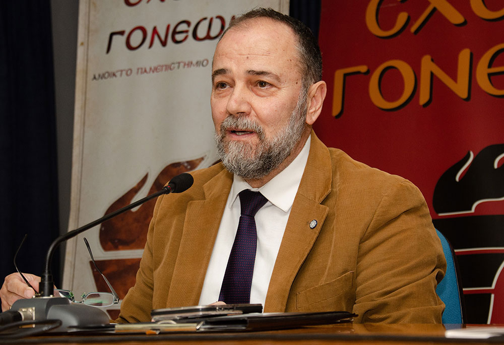Μια εξαιρετικά επίκαιρη εκδήλωση με θέμα: «Η Κρίση στην Ελληνική Οικογένεια» πραγματοποιήθηκε την Δευτέρα 9 Μαρτίου 2026 στην Σχολή Γονέων – Ανοικτό Πανεπιστήμιο Κατερίνης με επίσημους ομιλητές και καλεσμένους τον σεβασμιώτατο Μητροπολίτη Σισσανίου & Σιατίστης κ.κ. ΑΘΑΝΑΣΙΟ και τον βουλευτή της Ν.Δ. και Γεν. Γραμματέα της Κοινοβουλευτικής ομάδας της Ν.Δ. κ. Μάξιμο Χαρακόπουλο. Η εκδήλωση έγινε σε Συνδιοργάνωση με την Δ.Ε.Ε.Π Πιερίας της Ν.Δ. Συμμετείχε η Χορωδία του πολιτιστικού Ομίλου Λιτοχώρου «ΆΝΑΣΣΑ» υπό την διεύθυνση της μαέστρου κ. Μαρίκας Φωτοπούλου.