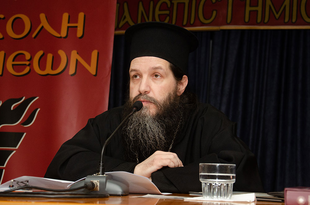 Μια εξαιρετικά επίκαιρη εκδήλωση με θέμα: «Η Κρίση στην Ελληνική Οικογένεια» πραγματοποιήθηκε την Δευτέρα 9 Μαρτίου 2026 στην Σχολή Γονέων – Ανοικτό Πανεπιστήμιο Κατερίνης με επίσημους ομιλητές και καλεσμένους τον σεβασμιώτατο Μητροπολίτη Σισσανίου & Σιατίστης κ.κ. ΑΘΑΝΑΣΙΟ και τον βουλευτή της Ν.Δ. και Γεν. Γραμματέα της Κοινοβουλευτικής ομάδας της Ν.Δ. κ. Μάξιμο Χαρακόπουλο. Η εκδήλωση έγινε σε Συνδιοργάνωση με την Δ.Ε.Ε.Π Πιερίας της Ν.Δ. Συμμετείχε η Χορωδία του πολιτιστικού Ομίλου Λιτοχώρου «ΆΝΑΣΣΑ» υπό την διεύθυνση της μαέστρου κ. Μαρίκας Φωτοπούλου.
