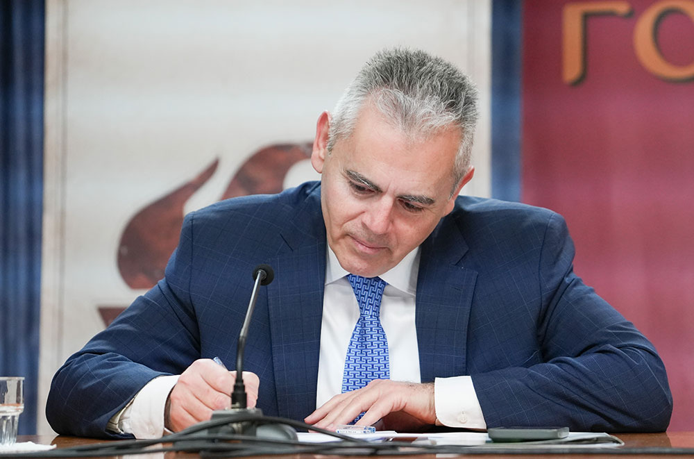 Μια εξαιρετικά επίκαιρη εκδήλωση με θέμα: «Η Κρίση στην Ελληνική Οικογένεια» πραγματοποιήθηκε την Δευτέρα 9 Μαρτίου 2026 στην Σχολή Γονέων – Ανοικτό Πανεπιστήμιο Κατερίνης με επίσημους ομιλητές και καλεσμένους τον σεβασμιώτατο Μητροπολίτη Σισσανίου & Σιατίστης κ.κ. ΑΘΑΝΑΣΙΟ και τον βουλευτή της Ν.Δ. και Γεν. Γραμματέα της Κοινοβουλευτικής ομάδας της Ν.Δ. κ. Μάξιμο Χαρακόπουλο. Η εκδήλωση έγινε σε Συνδιοργάνωση με την Δ.Ε.Ε.Π Πιερίας της Ν.Δ. Συμμετείχε η Χορωδία του πολιτιστικού Ομίλου Λιτοχώρου «ΆΝΑΣΣΑ» υπό την διεύθυνση της μαέστρου κ. Μαρίκας Φωτοπούλου.