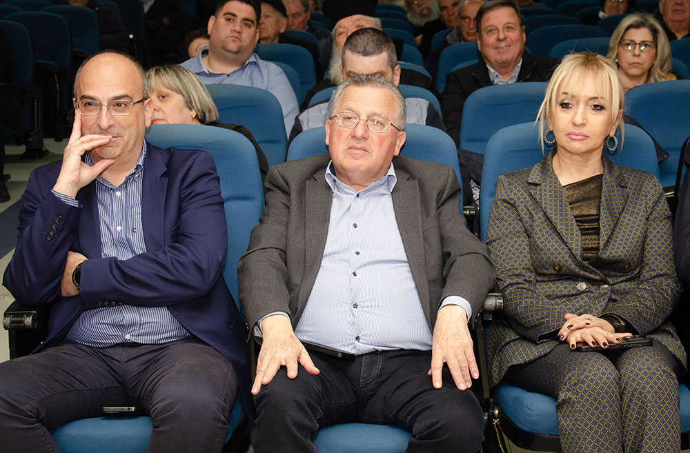 Μια εξαιρετικά επίκαιρη εκδήλωση με θέμα: «Η Κρίση στην Ελληνική Οικογένεια» πραγματοποιήθηκε την Δευτέρα 9 Μαρτίου 2026 στην Σχολή Γονέων – Ανοικτό Πανεπιστήμιο Κατερίνης με επίσημους ομιλητές και καλεσμένους τον σεβασμιώτατο Μητροπολίτη Σισσανίου & Σιατίστης κ.κ. ΑΘΑΝΑΣΙΟ και τον βουλευτή της Ν.Δ. και Γεν. Γραμματέα της Κοινοβουλευτικής ομάδας της Ν.Δ. κ. Μάξιμο Χαρακόπουλο. Η εκδήλωση έγινε σε Συνδιοργάνωση με την Δ.Ε.Ε.Π Πιερίας της Ν.Δ. Συμμετείχε η Χορωδία του πολιτιστικού Ομίλου Λιτοχώρου «ΆΝΑΣΣΑ» υπό την διεύθυνση της μαέστρου κ. Μαρίκας Φωτοπούλου.