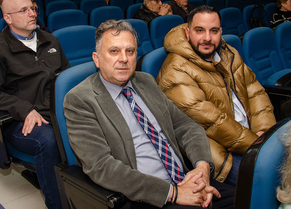 Μια εξαιρετικά επίκαιρη εκδήλωση με θέμα: «Η Κρίση στην Ελληνική Οικογένεια» πραγματοποιήθηκε την Δευτέρα 9 Μαρτίου 2026 στην Σχολή Γονέων – Ανοικτό Πανεπιστήμιο Κατερίνης με επίσημους ομιλητές και καλεσμένους τον σεβασμιώτατο Μητροπολίτη Σισσανίου & Σιατίστης κ.κ. ΑΘΑΝΑΣΙΟ και τον βουλευτή της Ν.Δ. και Γεν. Γραμματέα της Κοινοβουλευτικής ομάδας της Ν.Δ. κ. Μάξιμο Χαρακόπουλο. Η εκδήλωση έγινε σε Συνδιοργάνωση με την Δ.Ε.Ε.Π Πιερίας της Ν.Δ. Συμμετείχε η Χορωδία του πολιτιστικού Ομίλου Λιτοχώρου «ΆΝΑΣΣΑ» υπό την διεύθυνση της μαέστρου κ. Μαρίκας Φωτοπούλου.