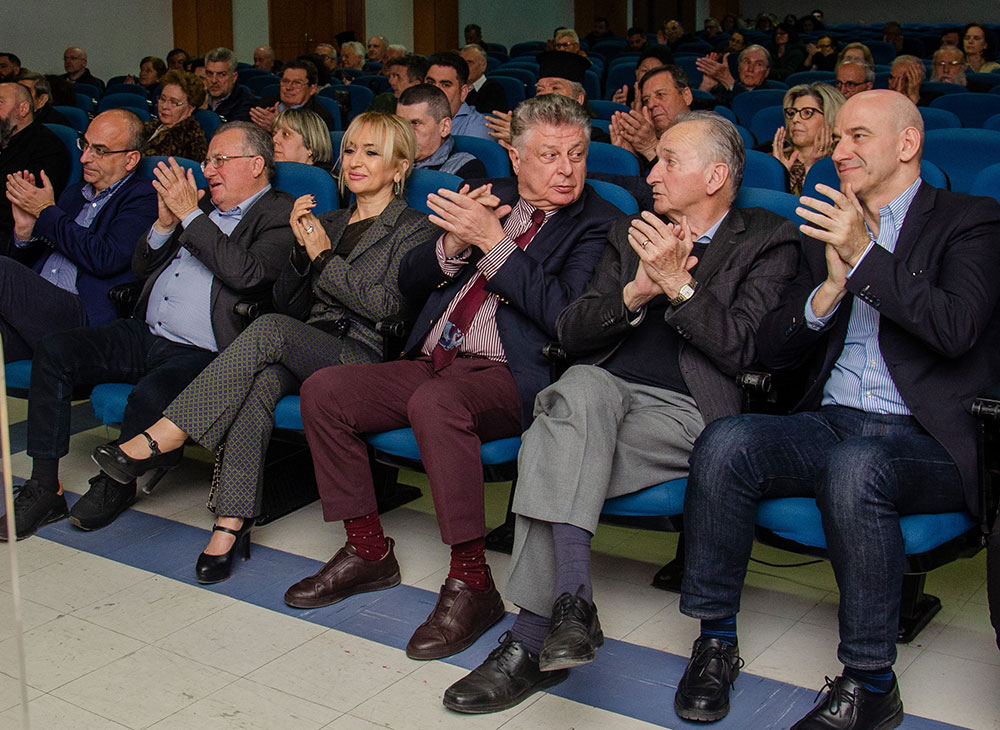 Μια εξαιρετικά επίκαιρη εκδήλωση με θέμα: «Η Κρίση στην Ελληνική Οικογένεια» πραγματοποιήθηκε την Δευτέρα 9 Μαρτίου 2026 στην Σχολή Γονέων – Ανοικτό Πανεπιστήμιο Κατερίνης με επίσημους ομιλητές και καλεσμένους τον σεβασμιώτατο Μητροπολίτη Σισσανίου & Σιατίστης κ.κ. ΑΘΑΝΑΣΙΟ και τον βουλευτή της Ν.Δ. και Γεν. Γραμματέα της Κοινοβουλευτικής ομάδας της Ν.Δ. κ. Μάξιμο Χαρακόπουλο. Η εκδήλωση έγινε σε Συνδιοργάνωση με την Δ.Ε.Ε.Π Πιερίας της Ν.Δ. Συμμετείχε η Χορωδία του πολιτιστικού Ομίλου Λιτοχώρου «ΆΝΑΣΣΑ» υπό την διεύθυνση της μαέστρου κ. Μαρίκας Φωτοπούλου.