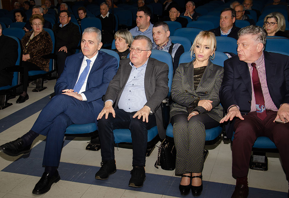 Μια εξαιρετικά επίκαιρη εκδήλωση με θέμα: «Η Κρίση στην Ελληνική Οικογένεια» πραγματοποιήθηκε την Δευτέρα 9 Μαρτίου 2026 στην Σχολή Γονέων – Ανοικτό Πανεπιστήμιο Κατερίνης με επίσημους ομιλητές και καλεσμένους τον σεβασμιώτατο Μητροπολίτη Σισσανίου & Σιατίστης κ.κ. ΑΘΑΝΑΣΙΟ και τον βουλευτή της Ν.Δ. και Γεν. Γραμματέα της Κοινοβουλευτικής ομάδας της Ν.Δ. κ. Μάξιμο Χαρακόπουλο. Η εκδήλωση έγινε σε Συνδιοργάνωση με την Δ.Ε.Ε.Π Πιερίας της Ν.Δ. Συμμετείχε η Χορωδία του πολιτιστικού Ομίλου Λιτοχώρου «ΆΝΑΣΣΑ» υπό την διεύθυνση της μαέστρου κ. Μαρίκας Φωτοπούλου.