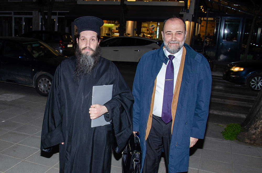 Μια εξαιρετικά επίκαιρη εκδήλωση με θέμα: «Η Κρίση στην Ελληνική Οικογένεια» πραγματοποιήθηκε την Δευτέρα 9 Μαρτίου 2026 στην Σχολή Γονέων – Ανοικτό Πανεπιστήμιο Κατερίνης με επίσημους ομιλητές και καλεσμένους τον σεβασμιώτατο Μητροπολίτη Σισσανίου & Σιατίστης κ.κ. ΑΘΑΝΑΣΙΟ και τον βουλευτή της Ν.Δ. και Γεν. Γραμματέα της Κοινοβουλευτικής ομάδας της Ν.Δ. κ. Μάξιμο Χαρακόπουλο. Η εκδήλωση έγινε σε Συνδιοργάνωση με την Δ.Ε.Ε.Π Πιερίας της Ν.Δ. Συμμετείχε η Χορωδία του πολιτιστικού Ομίλου Λιτοχώρου «ΆΝΑΣΣΑ» υπό την διεύθυνση της μαέστρου κ. Μαρίκας Φωτοπούλου.