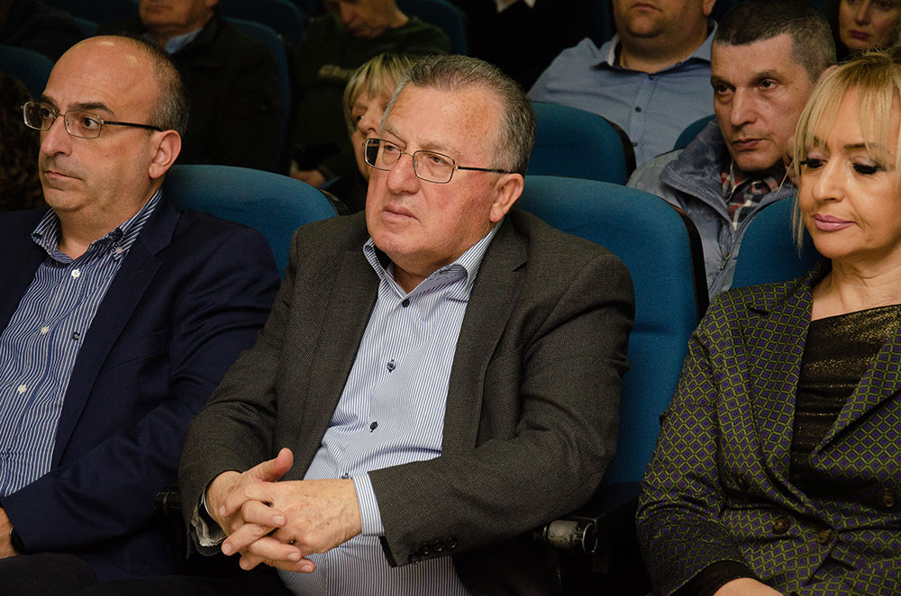 Μια εξαιρετικά επίκαιρη εκδήλωση με θέμα: «Η Κρίση στην Ελληνική Οικογένεια» πραγματοποιήθηκε την Δευτέρα 9 Μαρτίου 2026 στην Σχολή Γονέων – Ανοικτό Πανεπιστήμιο Κατερίνης με επίσημους ομιλητές και καλεσμένους τον σεβασμιώτατο Μητροπολίτη Σισσανίου & Σιατίστης κ.κ. ΑΘΑΝΑΣΙΟ και τον βουλευτή της Ν.Δ. και Γεν. Γραμματέα της Κοινοβουλευτικής ομάδας της Ν.Δ. κ. Μάξιμο Χαρακόπουλο. Η εκδήλωση έγινε σε Συνδιοργάνωση με την Δ.Ε.Ε.Π Πιερίας της Ν.Δ. Συμμετείχε η Χορωδία του πολιτιστικού Ομίλου Λιτοχώρου «ΆΝΑΣΣΑ» υπό την διεύθυνση της μαέστρου κ. Μαρίκας Φωτοπούλου.