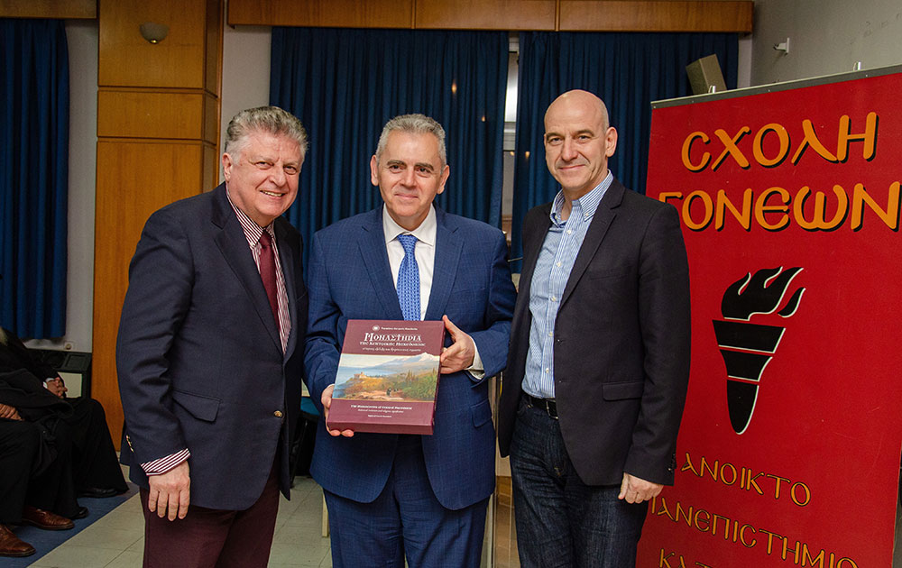 Μια εξαιρετικά επίκαιρη εκδήλωση με θέμα: «Η Κρίση στην Ελληνική Οικογένεια» πραγματοποιήθηκε την Δευτέρα 9 Μαρτίου 2026 στην Σχολή Γονέων – Ανοικτό Πανεπιστήμιο Κατερίνης με επίσημους ομιλητές και καλεσμένους τον σεβασμιώτατο Μητροπολίτη Σισσανίου & Σιατίστης κ.κ. ΑΘΑΝΑΣΙΟ και τον βουλευτή της Ν.Δ. και Γεν. Γραμματέα της Κοινοβουλευτικής ομάδας της Ν.Δ. κ. Μάξιμο Χαρακόπουλο. Η εκδήλωση έγινε σε Συνδιοργάνωση με την Δ.Ε.Ε.Π Πιερίας της Ν.Δ. Συμμετείχε η Χορωδία του πολιτιστικού Ομίλου Λιτοχώρου «ΆΝΑΣΣΑ» υπό την διεύθυνση της μαέστρου κ. Μαρίκας Φωτοπούλου.