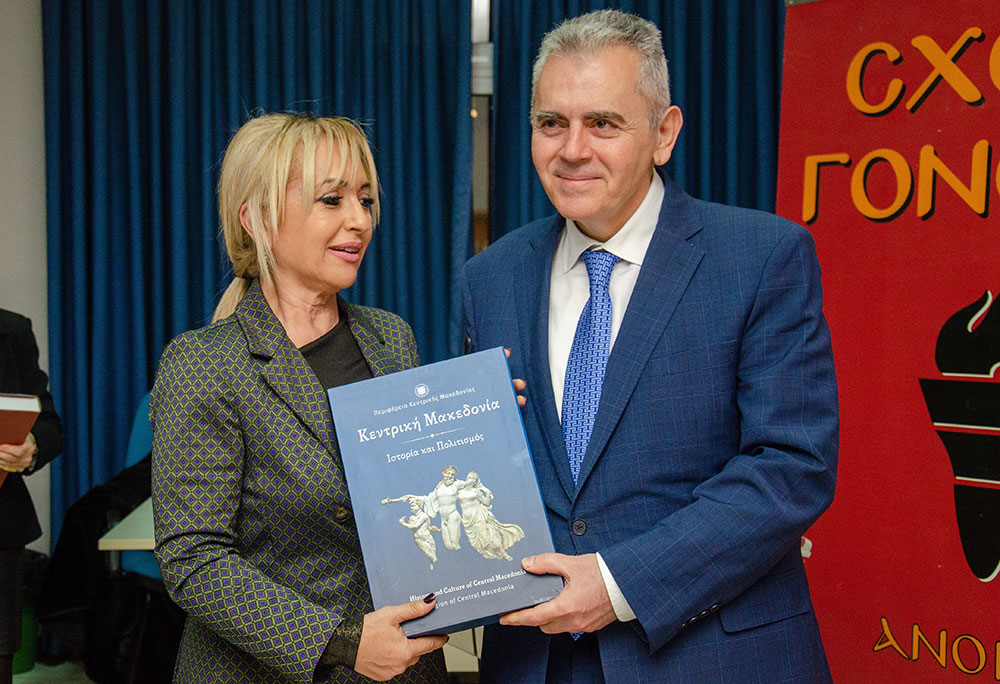 Μια εξαιρετικά επίκαιρη εκδήλωση με θέμα: «Η Κρίση στην Ελληνική Οικογένεια» πραγματοποιήθηκε την Δευτέρα 9 Μαρτίου 2026 στην Σχολή Γονέων – Ανοικτό Πανεπιστήμιο Κατερίνης με επίσημους ομιλητές και καλεσμένους τον σεβασμιώτατο Μητροπολίτη Σισσανίου & Σιατίστης κ.κ. ΑΘΑΝΑΣΙΟ και τον βουλευτή της Ν.Δ. και Γεν. Γραμματέα της Κοινοβουλευτικής ομάδας της Ν.Δ. κ. Μάξιμο Χαρακόπουλο. Η εκδήλωση έγινε σε Συνδιοργάνωση με την Δ.Ε.Ε.Π Πιερίας της Ν.Δ. Συμμετείχε η Χορωδία του πολιτιστικού Ομίλου Λιτοχώρου «ΆΝΑΣΣΑ» υπό την διεύθυνση της μαέστρου κ. Μαρίκας Φωτοπούλου.