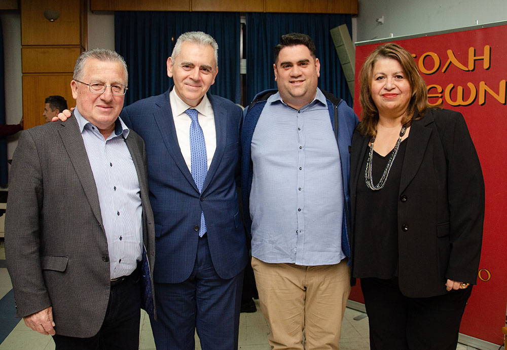 Μια εξαιρετικά επίκαιρη εκδήλωση με θέμα: «Η Κρίση στην Ελληνική Οικογένεια» πραγματοποιήθηκε την Δευτέρα 9 Μαρτίου 2026 στην Σχολή Γονέων – Ανοικτό Πανεπιστήμιο Κατερίνης με επίσημους ομιλητές και καλεσμένους τον σεβασμιώτατο Μητροπολίτη Σισσανίου & Σιατίστης κ.κ. ΑΘΑΝΑΣΙΟ και τον βουλευτή της Ν.Δ. και Γεν. Γραμματέα της Κοινοβουλευτικής ομάδας της Ν.Δ. κ. Μάξιμο Χαρακόπουλο. Η εκδήλωση έγινε σε Συνδιοργάνωση με την Δ.Ε.Ε.Π Πιερίας της Ν.Δ. Συμμετείχε η Χορωδία του πολιτιστικού Ομίλου Λιτοχώρου «ΆΝΑΣΣΑ» υπό την διεύθυνση της μαέστρου κ. Μαρίκας Φωτοπούλου.