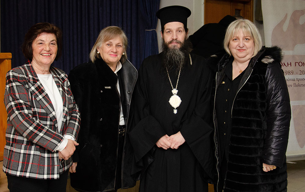 Μια εξαιρετικά επίκαιρη εκδήλωση με θέμα: «Η Κρίση στην Ελληνική Οικογένεια» πραγματοποιήθηκε την Δευτέρα 9 Μαρτίου 2026 στην Σχολή Γονέων – Ανοικτό Πανεπιστήμιο Κατερίνης με επίσημους ομιλητές και καλεσμένους τον σεβασμιώτατο Μητροπολίτη Σισσανίου & Σιατίστης κ.κ. ΑΘΑΝΑΣΙΟ και τον βουλευτή της Ν.Δ. και Γεν. Γραμματέα της Κοινοβουλευτικής ομάδας της Ν.Δ. κ. Μάξιμο Χαρακόπουλο. Η εκδήλωση έγινε σε Συνδιοργάνωση με την Δ.Ε.Ε.Π Πιερίας της Ν.Δ. Συμμετείχε η Χορωδία του πολιτιστικού Ομίλου Λιτοχώρου «ΆΝΑΣΣΑ» υπό την διεύθυνση της μαέστρου κ. Μαρίκας Φωτοπούλου.