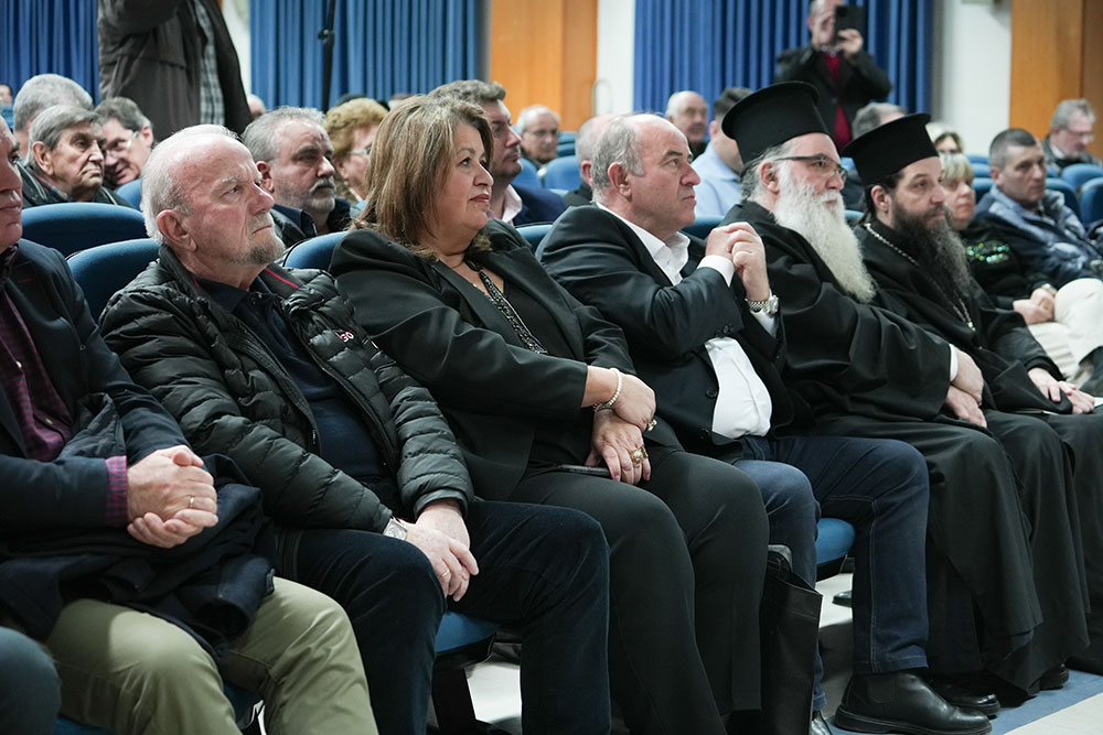 Μια εξαιρετικά επίκαιρη εκδήλωση με θέμα: «Η Κρίση στην Ελληνική Οικογένεια» πραγματοποιήθηκε την Δευτέρα 9 Μαρτίου 2026 στην Σχολή Γονέων – Ανοικτό Πανεπιστήμιο Κατερίνης με επίσημους ομιλητές και καλεσμένους τον σεβασμιώτατο Μητροπολίτη Σισσανίου & Σιατίστης κ.κ. ΑΘΑΝΑΣΙΟ και τον βουλευτή της Ν.Δ. και Γεν. Γραμματέα της Κοινοβουλευτικής ομάδας της Ν.Δ. κ. Μάξιμο Χαρακόπουλο. Η εκδήλωση έγινε σε Συνδιοργάνωση με την Δ.Ε.Ε.Π Πιερίας της Ν.Δ. Συμμετείχε η Χορωδία του πολιτιστικού Ομίλου Λιτοχώρου «ΆΝΑΣΣΑ» υπό την διεύθυνση της μαέστρου κ. Μαρίκας Φωτοπούλου.