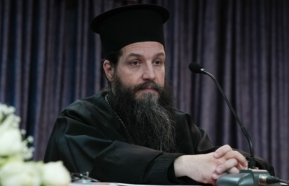 Μια εξαιρετικά επίκαιρη εκδήλωση με θέμα: «Η Κρίση στην Ελληνική Οικογένεια» πραγματοποιήθηκε την Δευτέρα 9 Μαρτίου 2026 στην Σχολή Γονέων – Ανοικτό Πανεπιστήμιο Κατερίνης με επίσημους ομιλητές και καλεσμένους τον σεβασμιώτατο Μητροπολίτη Σισσανίου & Σιατίστης κ.κ. ΑΘΑΝΑΣΙΟ και τον βουλευτή της Ν.Δ. και Γεν. Γραμματέα της Κοινοβουλευτικής ομάδας της Ν.Δ. κ. Μάξιμο Χαρακόπουλο. Η εκδήλωση έγινε σε Συνδιοργάνωση με την Δ.Ε.Ε.Π Πιερίας της Ν.Δ. Συμμετείχε η Χορωδία του πολιτιστικού Ομίλου Λιτοχώρου «ΆΝΑΣΣΑ» υπό την διεύθυνση της μαέστρου κ. Μαρίκας Φωτοπούλου.