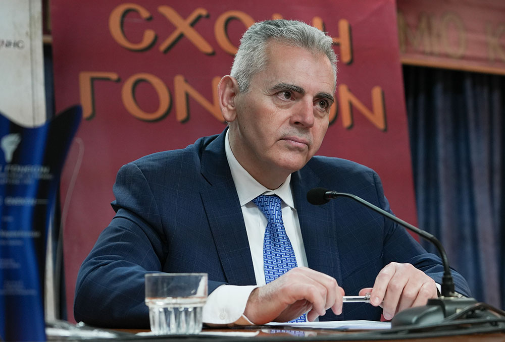 Μια εξαιρετικά επίκαιρη εκδήλωση με θέμα: «Η Κρίση στην Ελληνική Οικογένεια» πραγματοποιήθηκε την Δευτέρα 9 Μαρτίου 2026 στην Σχολή Γονέων – Ανοικτό Πανεπιστήμιο Κατερίνης με επίσημους ομιλητές και καλεσμένους τον σεβασμιώτατο Μητροπολίτη Σισσανίου & Σιατίστης κ.κ. ΑΘΑΝΑΣΙΟ και τον βουλευτή της Ν.Δ. και Γεν. Γραμματέα της Κοινοβουλευτικής ομάδας της Ν.Δ. κ. Μάξιμο Χαρακόπουλο. Η εκδήλωση έγινε σε Συνδιοργάνωση με την Δ.Ε.Ε.Π Πιερίας της Ν.Δ. Συμμετείχε η Χορωδία του πολιτιστικού Ομίλου Λιτοχώρου «ΆΝΑΣΣΑ» υπό την διεύθυνση της μαέστρου κ. Μαρίκας Φωτοπούλου.