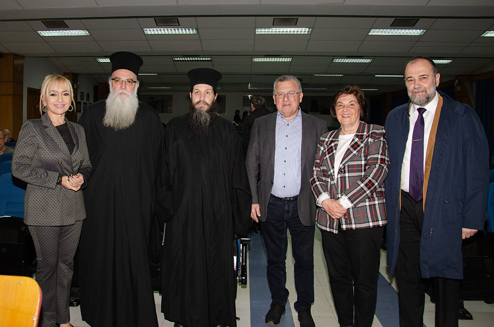 Μια εξαιρετικά επίκαιρη εκδήλωση με θέμα: «Η Κρίση στην Ελληνική Οικογένεια» πραγματοποιήθηκε την Δευτέρα 9 Μαρτίου 2026 στην Σχολή Γονέων – Ανοικτό Πανεπιστήμιο Κατερίνης με επίσημους ομιλητές και καλεσμένους τον σεβασμιώτατο Μητροπολίτη Σισσανίου & Σιατίστης κ.κ. ΑΘΑΝΑΣΙΟ και τον βουλευτή της Ν.Δ. και Γεν. Γραμματέα της Κοινοβουλευτικής ομάδας της Ν.Δ. κ. Μάξιμο Χαρακόπουλο. Η εκδήλωση έγινε σε Συνδιοργάνωση με την Δ.Ε.Ε.Π Πιερίας της Ν.Δ. Συμμετείχε η Χορωδία του πολιτιστικού Ομίλου Λιτοχώρου «ΆΝΑΣΣΑ» υπό την διεύθυνση της μαέστρου κ. Μαρίκας Φωτοπούλου.