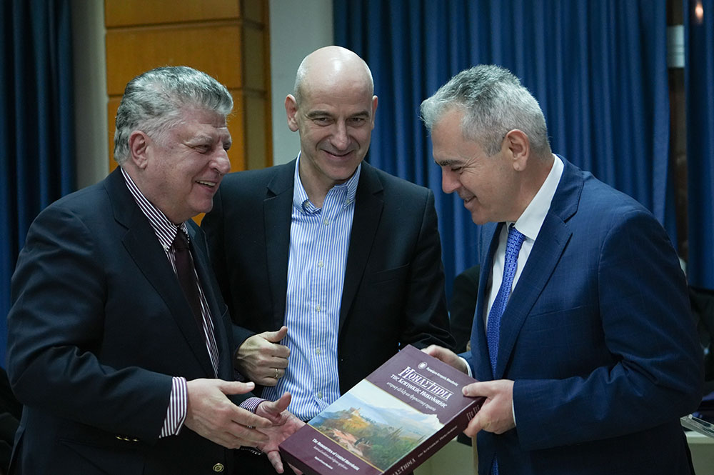 Μια εξαιρετικά επίκαιρη εκδήλωση με θέμα: «Η Κρίση στην Ελληνική Οικογένεια» πραγματοποιήθηκε την Δευτέρα 9 Μαρτίου 2026 στην Σχολή Γονέων – Ανοικτό Πανεπιστήμιο Κατερίνης με επίσημους ομιλητές και καλεσμένους τον σεβασμιώτατο Μητροπολίτη Σισσανίου & Σιατίστης κ.κ. ΑΘΑΝΑΣΙΟ και τον βουλευτή της Ν.Δ. και Γεν. Γραμματέα της Κοινοβουλευτικής ομάδας της Ν.Δ. κ. Μάξιμο Χαρακόπουλο. Η εκδήλωση έγινε σε Συνδιοργάνωση με την Δ.Ε.Ε.Π Πιερίας της Ν.Δ. Συμμετείχε η Χορωδία του πολιτιστικού Ομίλου Λιτοχώρου «ΆΝΑΣΣΑ» υπό την διεύθυνση της μαέστρου κ. Μαρίκας Φωτοπούλου.