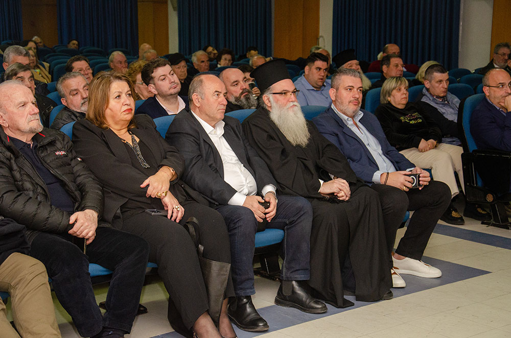Μια εξαιρετικά επίκαιρη εκδήλωση με θέμα: «Η Κρίση στην Ελληνική Οικογένεια» πραγματοποιήθηκε την Δευτέρα 9 Μαρτίου 2026 στην Σχολή Γονέων – Ανοικτό Πανεπιστήμιο Κατερίνης με επίσημους ομιλητές και καλεσμένους τον σεβασμιώτατο Μητροπολίτη Σισσανίου & Σιατίστης κ.κ. ΑΘΑΝΑΣΙΟ και τον βουλευτή της Ν.Δ. και Γεν. Γραμματέα της Κοινοβουλευτικής ομάδας της Ν.Δ. κ. Μάξιμο Χαρακόπουλο. Η εκδήλωση έγινε σε Συνδιοργάνωση με την Δ.Ε.Ε.Π Πιερίας της Ν.Δ. Συμμετείχε η Χορωδία του πολιτιστικού Ομίλου Λιτοχώρου «ΆΝΑΣΣΑ» υπό την διεύθυνση της μαέστρου κ. Μαρίκας Φωτοπούλου.