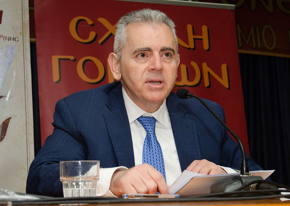 Μια εξαιρετικά επίκαιρη εκδήλωση με θέμα: «Η Κρίση στην Ελληνική Οικογένεια» πραγματοποιήθηκε την Δευτέρα 9 Μαρτίου 2026 στην Σχολή Γονέων – Ανοικτό Πανεπιστήμιο Κατερίνης με επίσημους ομιλητές και καλεσμένους τον σεβασμιώτατο Μητροπολίτη Σισσανίου & Σιατίστης κ.κ. ΑΘΑΝΑΣΙΟ και τον βουλευτή της Ν.Δ. και Γεν. Γραμματέα της Κοινοβουλευτικής ομάδας της Ν.Δ. κ. Μάξιμο Χαρακόπουλο. Η εκδήλωση έγινε σε Συνδιοργάνωση με την Δ.Ε.Ε.Π Πιερίας της Ν.Δ. Συμμετείχε η Χορωδία του πολιτιστικού Ομίλου Λιτοχώρου «ΆΝΑΣΣΑ» υπό την διεύθυνση της μαέστρου κ. Μαρίκας Φωτοπούλου.
