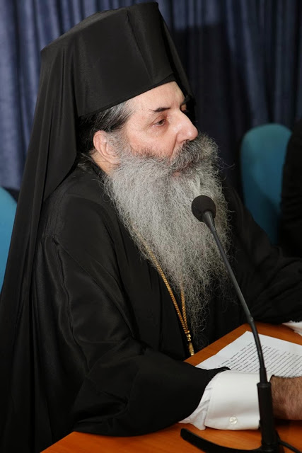 Ακολούθησε η ομιλία του Σεβασμιωτάτου κ.κ. Σεραφείμ με θέμα "Τεκτονισμός-Μασονία. Η αποκρυφιστική και παγανιστική λατρεία του Εωσφόρου" . Χωρίς να αναφέρεται σε πρόσωπα ο ομιλητής, διότι είναι εικόνες Θεού, καταθέτει και καταγγέλλει το σύστημα χωρίς μισαλλοδοξία και εχθρικό λόγο.