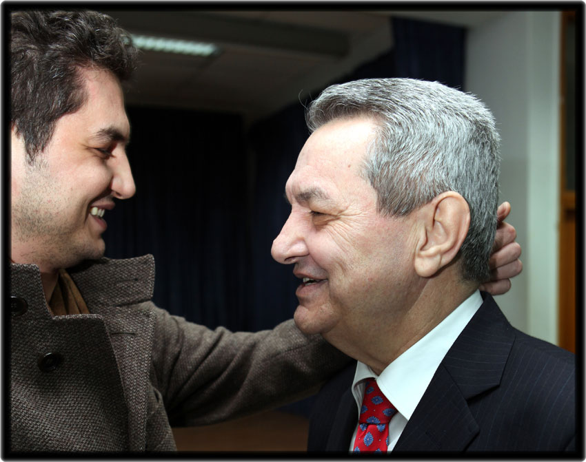 «Τα μαθηματικά στην ποίηση και η ποίηση των μαθηματικών», ήταν το θέμα της ομιλίας του κ. Ζήνωνα Σατραζέμη τη Δευτέρα 16/2/2015. Μία πολύ ενδιαφέρουσα, όσο και πρωτότυπη ομιλία για θέμα που φαντάζει προνόμιο των ειδικών, είχαν την ευκαιρία να παρακολουθήσουν οι φίλοι της Σχολής Γονέων-Ανοικτού Πανεπιστημίου Κατερίνης από τον καθηγητή-συγγραφέα κ. Ζήνων Σατραζέμη στο Πνευματικό Κέντρο του δήμου Κατερίνης.