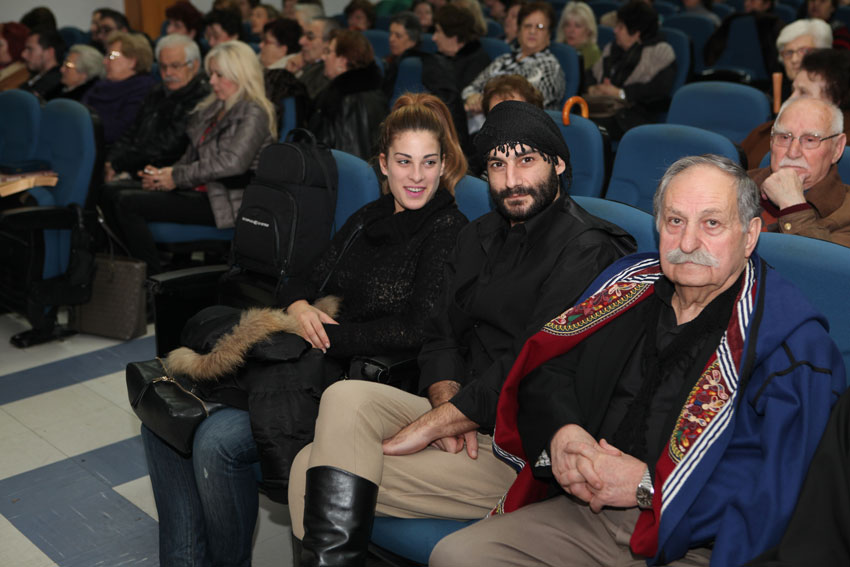 Μία ξεχωριστή εκδήλωση απόλαυσαν τη Δευτέρα 8/12/2014 οι φίλοι της Σχολής Γονέων- Ανοικτού Πανεπιστημίου Κατερίνης στο Συνεδριακό Κέντρο του δήμου Κατερίνης με τη συνδιοργάνωση του Φεστιβάλ Ολύμπου ΟΡ.ΦΕ.Ο. Το Κέντρο Γραμμάτων και Τεχνών Δίου οργάνωσε μία θαυμάσια μουσικοθεατρική παράσταση, βασισμένη στο βιβλίο του Διευθυντή B/βαθμιας Εκπαίδευσης κ. Γιάννη Καζταρίδη «Ο Τόπος – Οι Άνθρωποι», αφιερωμένο στην Κατερίνη. Στην εκδήλωση πήρε μέρος πολυμελής χορωδία, ορχήστρα παραδοσιακών και άλλων οργάνων, υπό την καθοδήγηση του κ. Ν. Πατρή και σκηνοθεσία του κ. Γ.Χανδόλια, καθώς και σολίστες στο παραδοσιακό τραγούδι και τα μουσικά όργανα. Πετυχημένοι ήταν και οι αφηγητές στα εμβόλιμα ιστορικά αποσπάσματα.