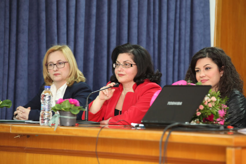 Η κοινωνιολόγος Χαρούλα Πιπεροπούλου και η Ψυχολόγος Ιωάννα Ευαγγελοπούλου στελέχη του κέντρου Κακοποιημένων γυναικών Πιερίας με αφορμή της παγκόσμια ημέρα της γυναίκας την 8η Μαρτίου παρουσίασαν σε συνεργασία με το Λύκειο Ελληνίδων Κατερίνης αναλυτικά στατιστικά στοιχεία από την Παγκόσμια βιβλιογραφία αλλά και σέ Εθνικό και τοπικό επίπεδο, με βάση την εμπειρία τους