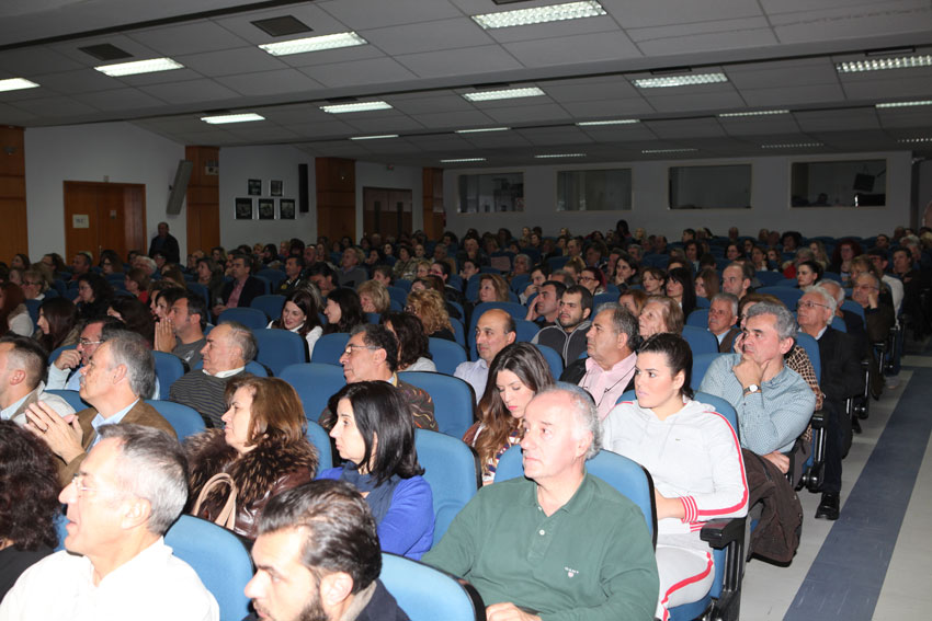 Καθήλωσε επί τρίωρο το κοινό της Σχολής Γονέων Κατερίνης το οποίο απαρτιζόταν σε μεγάλο μέρος του από εκπαιδευτικούς όλων των βαθμίδων ο Καθ. κ.Γεώργιος Παυλίδης στην πρώτη διάλεξη του Ανοικτού Πανεπιστημίου Κατερίνης για την περίοδο 2015-2016. Την Δευτέρα 2 Νοεμβρίου 2015 για 27η χρονιά και μετά την ευλογία της εκκλησίας, με τον καθιερωμένο αγιασμό από τον πανοσιολογιώτατο Αρχιμανδρίτη π. Παύλο Ντούρο, ξεκίνησε η Ακαδημαϊκή χρονιά της Σχολής Γονέων-Ανοικτού Πανεπιστημίου Κατερίνης , στο Συνεδριακό Κέντρο του Δήμου Κατερίνης. Πρώτος ομιλητής ο εφευρέτης-καθηγητής κ. Γεώργιος Παυλίδης, καθηγητής Μαθησιακών Δυσκολιών στο Πανεπιστήμιο Μακεδονίας με θέμα "Bullying Σχολικός Εκφοβισμός ( Βιασμός της Αξιοπρέπειας ) Σχέση με Δυσλεξία, Διάσπαση Προσοχής( ΔΕΠΥ)".