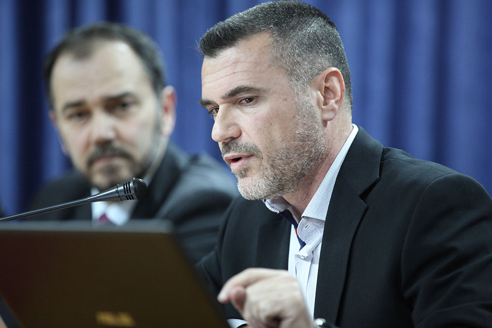Στην κατάμεστη αίθουσα του Συνεδριακού Κέντρου Κατερίνης ο Αρχιτέκτων - Ερευνητής κ.Χάρης Σκαρλακίδης παρουσίασε την μοναδική ερευνητική του εργασία, καρπού κόπου δεκαετιών, για το Άγιον Φώς. Η έλευση του Αγίου Φωτός κάθε Μεγάλο Σάββατο στον Τάφο του Ιησού Χριστού είναι το μοναδικό θαυματουργικό γεγονός στην παγκόσμια ιστορία που λαμβάνει χώρα κάθε χρόνο, την ίδια ημέρα, επί δύο σχεδόν χιλιετίες. 