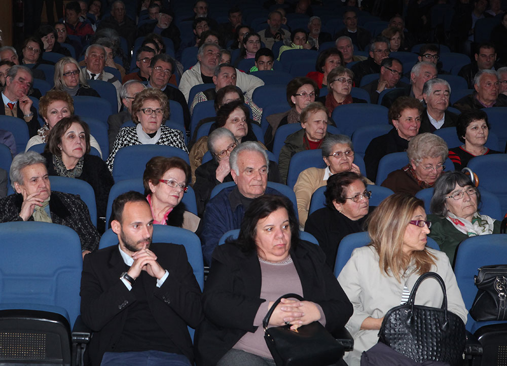 Στην κατάμεστη αίθουσα του Συνεδριακού Κέντρου Κατερίνης ο Αρχιτέκτων - Ερευνητής κ.Χάρης Σκαρλακίδης παρουσίασε την μοναδική ερευνητική του εργασία, καρπού κόπου δεκαετιών, για το Άγιον Φώς. Η έλευση του Αγίου Φωτός κάθε Μεγάλο Σάββατο στον Τάφο του Ιησού Χριστού είναι το μοναδικό θαυματουργικό γεγονός στην παγκόσμια ιστορία που λαμβάνει χώρα κάθε χρόνο, την ίδια ημέρα, επί δύο σχεδόν χιλιετίες. 
