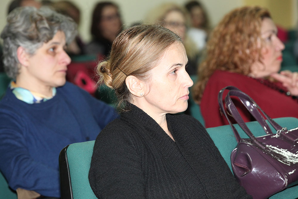 Ολοκληρώθηκε ο 3ος κύκλος των επιμορφωτικών μαθημάτων για γονείς & εκπαιδευτικούς με το θέμα του 3ου κύκλου "Θρησκευτική Αγωγή & Αξιακή Αγωγή: Σχέσεις & Προοπτικές". Οι ομιλητές κ.Σταύρος Γιαγκάζογλου και κ.Παναγιώτης Υφαντής ανέπτυξαν το θέμα εστιάζοντας ότι το μάθημα των Θρησκευτικών είναι "συνθήκη" και πρέπει υπάρξει άνοιγμα στην πολυτισμικότητα με βασικό όμως πυλώνα της Ορθοδοξία. Τα σχολικά βιβλία πρέπει να αναθεωρούνται κάθε χρόνο και να αλλάζουν ριζικά κάθε 6-7 χρόνια και όχι κάθε 30 χρόνια που γινόταν παλαιώτερα.