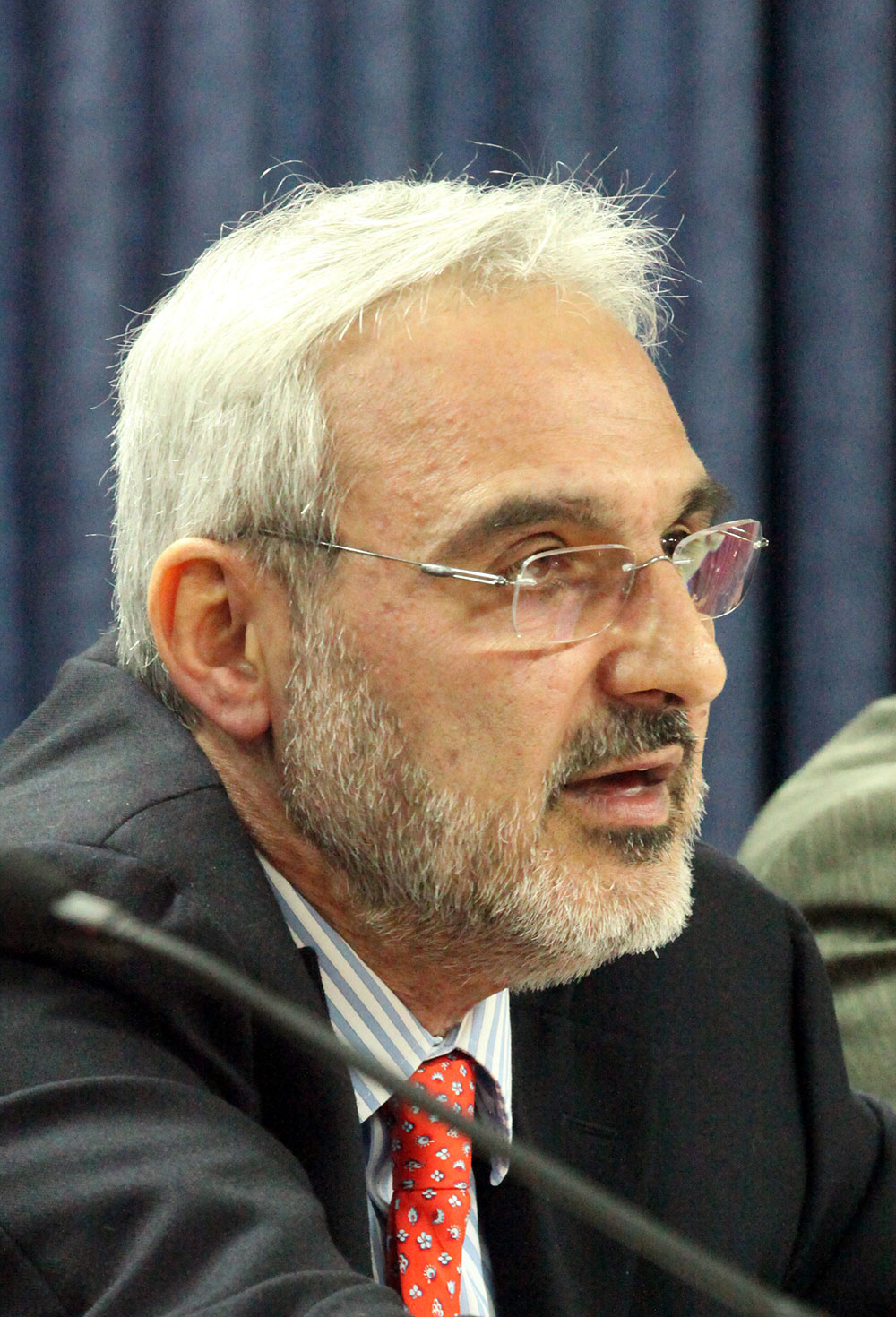 Σε μια κατάμεστη αίθουσα ο καθηγητής με εμπεριστατωμένο και επιστημονικό τρόπο ανέλυσε την συμβολή της σύγχρονης μοριακής ιατρικής στην πρόληψη και θεραπεία διαφόρων ασθενειών και ιδιαίτερα του καρκίνου μέσα από έρευνες που άπτονται τους μοριακούς μηχανισμούς που οδηγούν στις ασθένειες. Οι έρευνες έχουν ιδιαίτερο ενδιαφέρον και σε ικανό χρονικό διάστημα θα οδηγήσουν σε αντιμετώπιση σοβαρών ασθενειών με θεαματικά αποτελέσματα. Τα μηνύματα που πέρασε ο εξαίρετος ομιλητής ήταν ελπιδοφόρα και αισιόδοξα και κινούνταν στον άξονα έρευνα- αριστεία- πρόοδος.