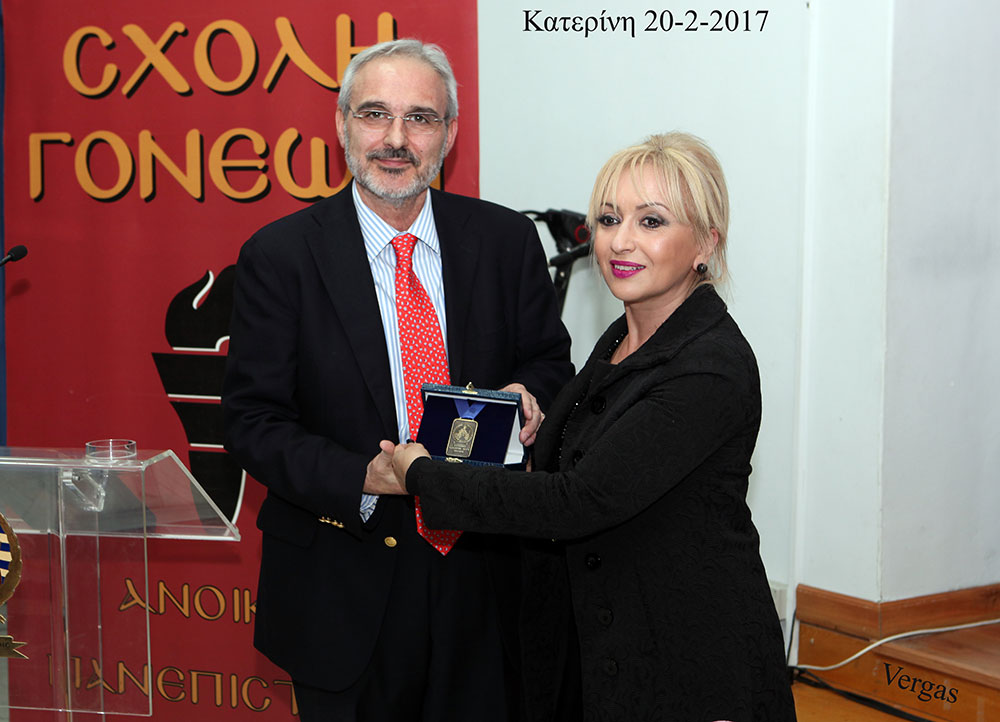 Σε μια κατάμεστη αίθουσα ο καθηγητής με εμπεριστατωμένο και επιστημονικό τρόπο ανέλυσε την συμβολή της σύγχρονης μοριακής ιατρικής στην πρόληψη και θεραπεία διαφόρων ασθενειών και ιδιαίτερα του καρκίνου μέσα από έρευνες που άπτονται τους μοριακούς μηχανισμούς που οδηγούν στις ασθένειες. Οι έρευνες έχουν ιδιαίτερο ενδιαφέρον και σε ικανό χρονικό διάστημα θα οδηγήσουν σε αντιμετώπιση σοβαρών ασθενειών με θεαματικά αποτελέσματα. Τα μηνύματα που πέρασε ο εξαίρετος ομιλητής ήταν ελπιδοφόρα και αισιόδοξα και κινούνταν στον άξονα έρευνα- αριστεία- πρόοδος.
