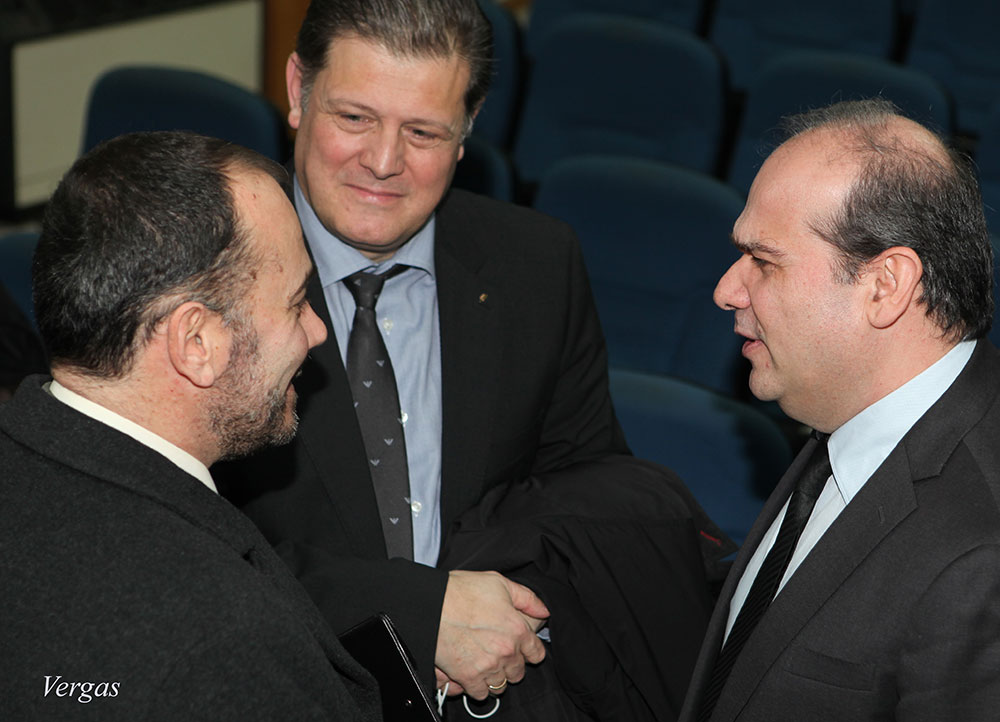 Σε μια κατάμεστη αίθουσα ο καθηγητής με εμπεριστατωμένο και επιστημονικό τρόπο ανέλυσε την συμβολή της σύγχρονης μοριακής ιατρικής στην πρόληψη και θεραπεία διαφόρων ασθενειών και ιδιαίτερα του καρκίνου μέσα από έρευνες που άπτονται τους μοριακούς μηχανισμούς που οδηγούν στις ασθένειες. Οι έρευνες έχουν ιδιαίτερο ενδιαφέρον και σε ικανό χρονικό διάστημα θα οδηγήσουν σε αντιμετώπιση σοβαρών ασθενειών με θεαματικά αποτελέσματα. Τα μηνύματα που πέρασε ο εξαίρετος ομιλητής ήταν ελπιδοφόρα και αισιόδοξα και κινούνταν στον άξονα έρευνα- αριστεία- πρόοδος.