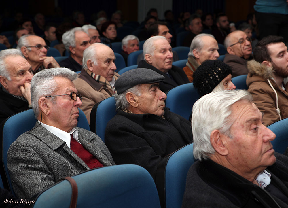     Άκρως ενδιαφέρουσα και απολύτως επίκαιρη ήταν η ομιλία που οργανώθηκε από τη Σχολή Γονέων- Ανοιχτό Πανεπιστήμιο Κατερίνης την Δευτέρα 30-1-2017 όπως προέβλεπε και το επιτυχημένο πρόγραμμά του για τη νέα περίοδο.  ΄Προσκεκλημένος ομιλητής ήταν ο επίτιμος αρχηγός στόλου του Πολεμικού μας Ναυτικού αντιναύαρχος ε.α. Κωνσταντίνος Μαζαράκης - Αινιάν     Το περιεχόμενο της διάλεξης του κ.Ναυάρχου αφορούσε την "Αμυντική Θωράκιση της χώρας μας", θέμα που συμπίπτει με τη θρασύτατη  τουρκική επιθετικότητα που το τελευταίο διάστημα είναι πολύ έντονη αλλά και με την επέτειο των 21 ετών από την απώλεια των τριών ηρωικών πιλότων της κρίσης των Ιμίων.  Συνδιοργανωτής της εκδήλωσης ήταν το Ναυτικό Μουσείο Λιτοχώρου καθώς με ενέργειες του κ.Μαζαράκη έχουν σταλθεί επί Αρχηγίας του το 2013 δύο νάρκες του Πρώτου Παγκοσμίου Πολέμου (MK-12) παρόμοιες με αυτές που είχαν ναρκοθετήσει το λιμάνι της Θεσσαλονίκης το 1912 και κοσμούν το Ναυτικό Μουσείο Λιτοχώρου.